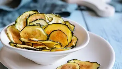 Cómo hacer chips de zucchini. Receta de chips de zucchini en horno o air fryer. Cómo reemplazar las papas fritas en una picada. Cómo hacer chips de zucchini. Receta de chips de zucchini en horno o air fryer. Cómo reemplazar las papas fritas en una picada.