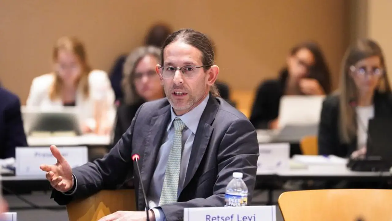 Los CDC de EEUU nombran a un escéptico de las vacunas para dirigir el comité de COVID