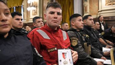 Kicillof distinguió a oficiales de la Policía por su participación en procedimiento de alto riesgo