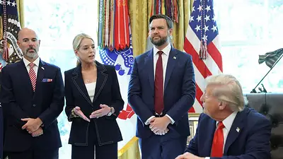 Trump sopesa sancionar a quienes apliquen la ley tecnológica de la UE, según fuentes Trump sopesa sancionar a quienes apliquen la ley tecnológica de la UE, según fuentes