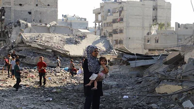 Familias abandonan la ciudad de Gaza tras una noche de bombardeos mientras israelíes protestan Familias abandonan la ciudad de Gaza tras una noche de bombardeos mientras israelíes protestan