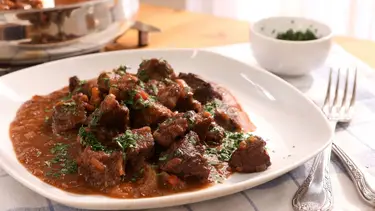 Goulash: la receta infalible para un guiso de carne que cortás con cuchara