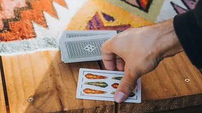 Personas jugando al Truco con baraja española en Argentina Personas jugando al Truco con baraja española en Argentina