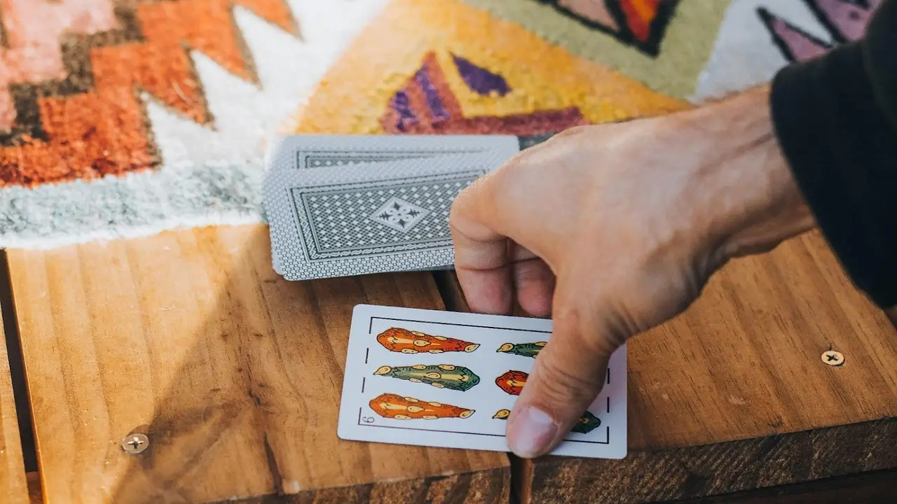 Personas jugando al Truco con baraja española en Argentina