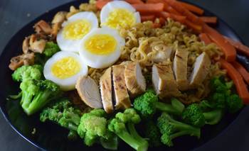 Cuánta proteína ponerle a tu ensalada para que sea un plato completo | Salud