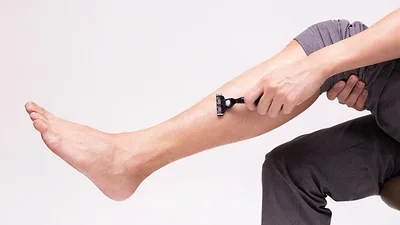 Por qué los pelos se engrosan cuando te rasuras. Cómo cambian los vellos una vez que nos pasamos la rasuradora. Pros y contras de rasurarte el cuerpo. Por qué los pelos se engrosan cuando te rasuras. Cómo cambian los vellos una vez que nos pasamos la rasuradora. Pros y contras de rasurarte el cuerpo.