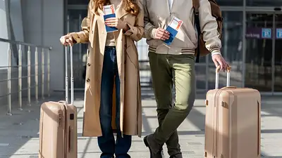 Personas con valijas en un aeropuerto Personas con valijas en un aeropuerto