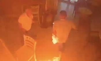 Un cliente prendió fuego un bar porque no había mayonesa | Video