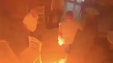 Un cliente prendió fuego un bar porque no había mayonesa