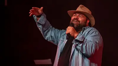 Formó parte de un grupo icónico de folklore y emocionó a todo un estadio con una interpretación única Formó parte de un grupo icónico de folklore y emocionó a todo un estadio con una interpretación única