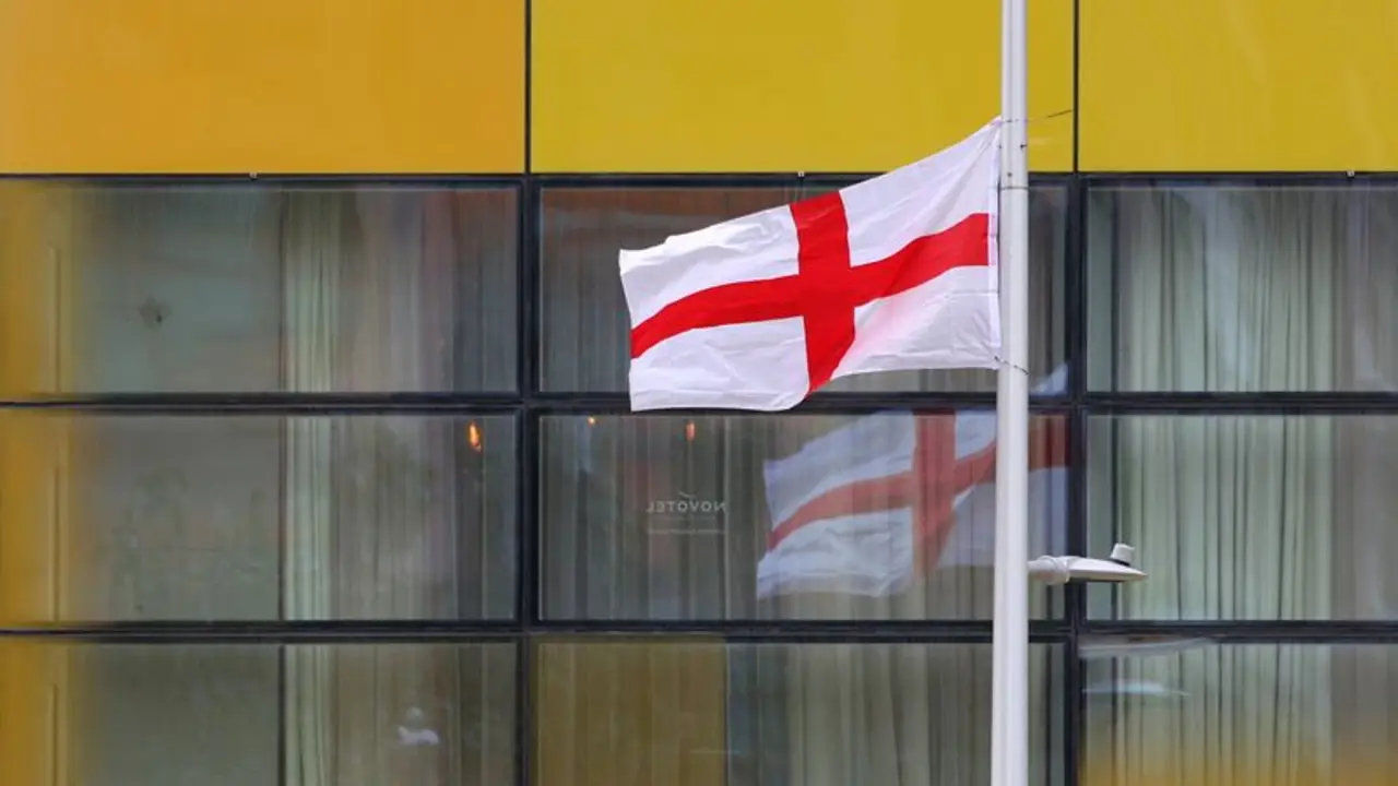 Las banderas de Inglaterra despiertan orgullo y preocupación ante las protestas contra la inmigración