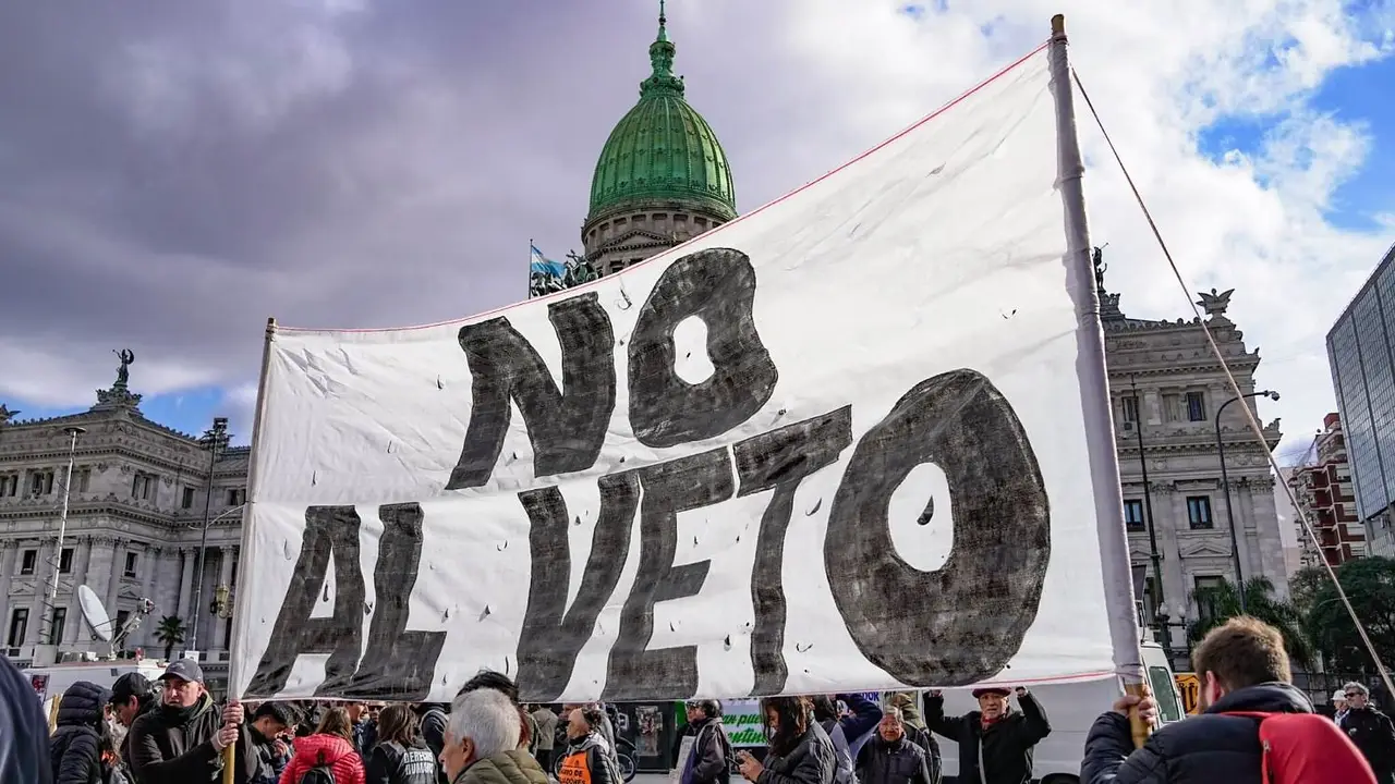 Efecto motosierra: los jubilados del NEA pierden $31,1 mil millones mensuales por el veto de Milei