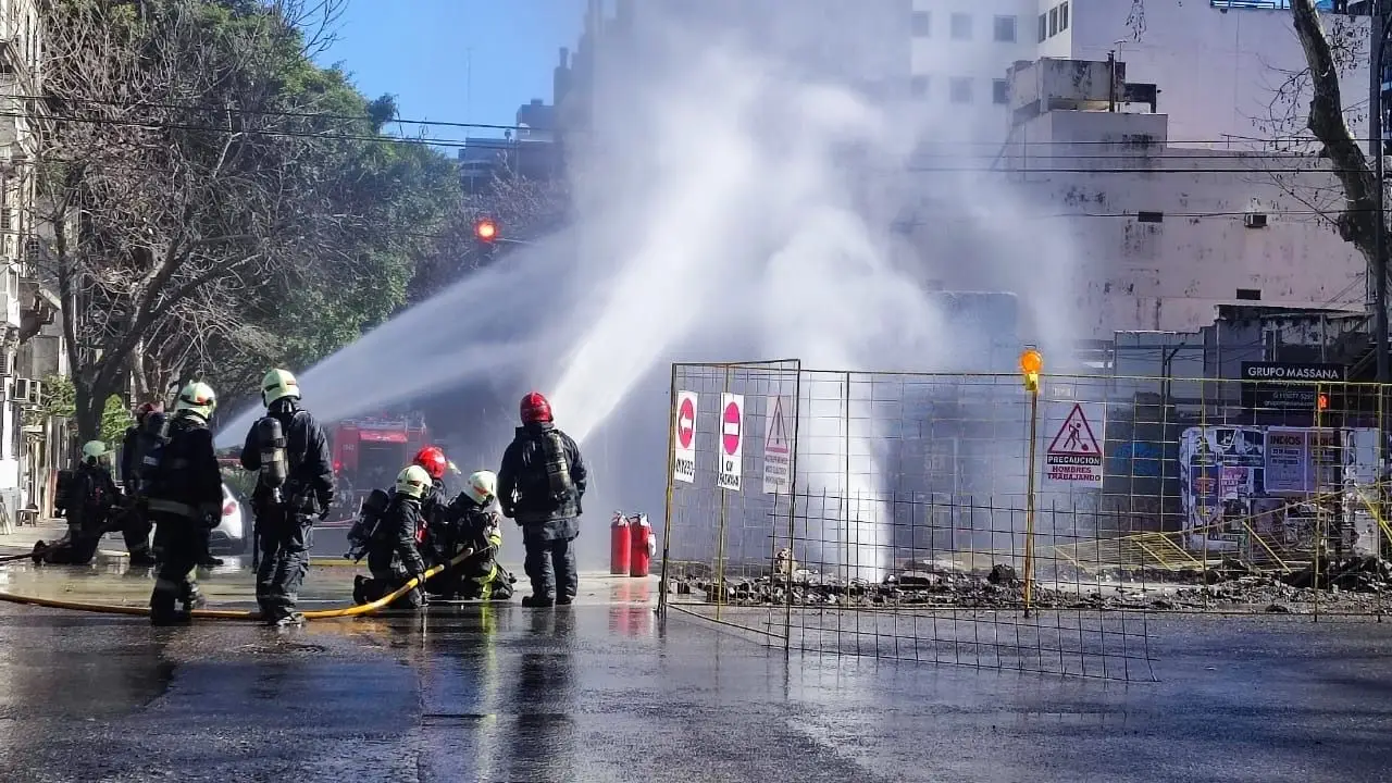 Alerta por escape de gas en Palermo: rompieron un caño maestro en una obra