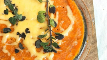 La receta saludable del pastel de zanahorias, pollo y queso: ideal para la cena