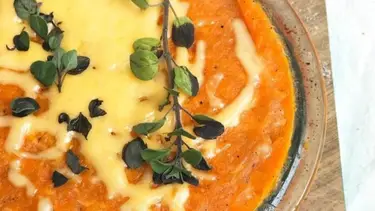 La receta saludable del pastel de zanahorias, pollo y queso: ideal para la cena