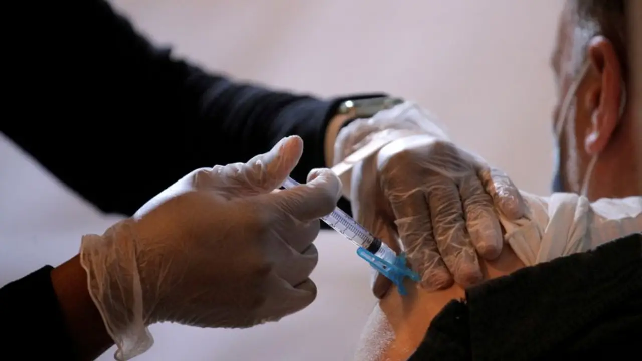 FDA de EEUU aprueba vacunas COVID actualizadas para mayores de 65 años y personas con alto riesgo