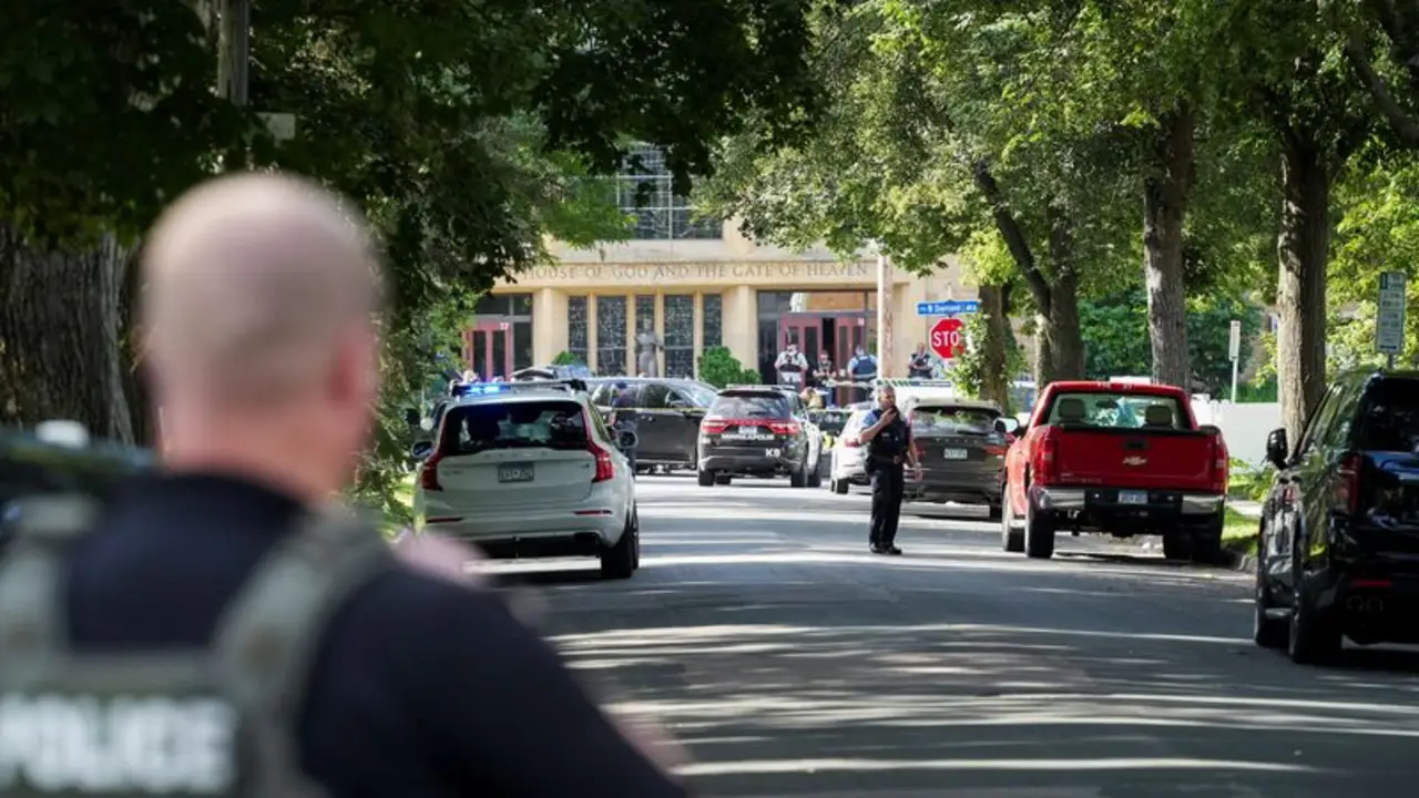 Dos escolares muertos y 17 heridos en un tiroteo en una iglesia de Mineápolis