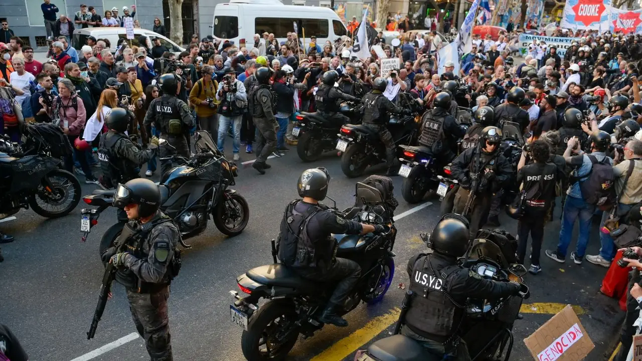 Rodeados de un desmedido operativo, jubilados volvieron a reclamar contra el ajuste