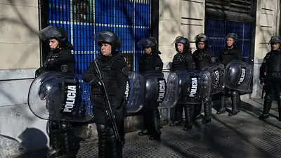 Avanza la Policía contra los jubilados en un día clave en el Congreso: hay detenidos Avanza la Policía contra los jubilados en un día clave en el Congreso: hay detenidos
