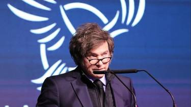 Con su imagen en caída libre y acosado por las protestas, Milei elige hacer show para su núcleo duro