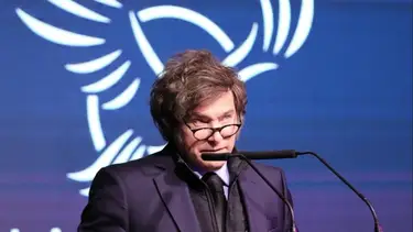 Con su imagen en caída libre y acosado por las protestas, Milei elige hacer show para su núcleo duro