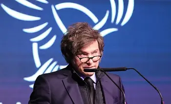 Con su imagen en caída libre, Milei elige hacer show para su núcleo duro | Encuestas 2025
