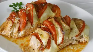 Receta sin harina: rolls de pollo bañados en queso, deliciosos y fáciles