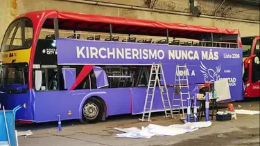 Elecciones 2025: después del bochorno en Lomas, usarán un bus turístico de CABA como “Javomóvil” en PBA