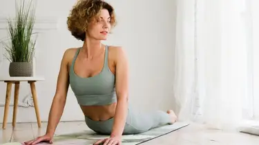 Mejor que abdominales: la postura de yoga para tener un vientre deshinchado y reducir el estrés