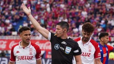 El tremendo codazo en San Lorenzo vs. Huracán que terminó en roja y desató enojo en el clásico