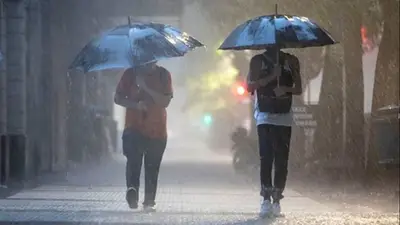 Personas bajo la lluvia Personas bajo la lluvia