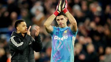 El gesto del Dibu Martínez que confirma su llegada al Manchester United desde Aston Villa