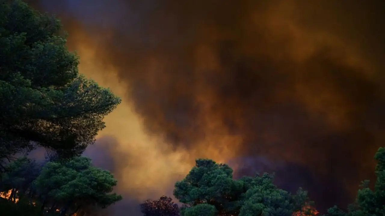 Incendios forestales avanzan en Grecia, bomberos luchan contra las llamas en Francia y España