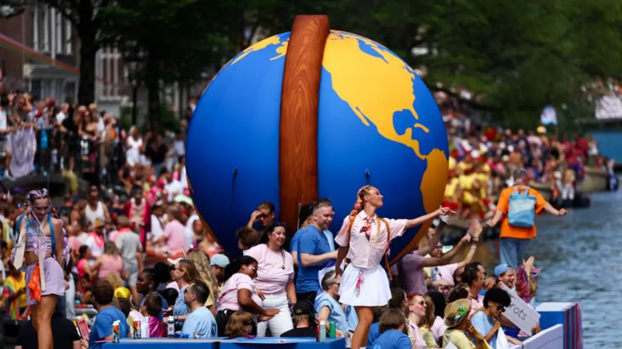 Miles se dan cita en Ámsterdam para celebrar un animado WorldPride a la sombra de ataque en Berlín