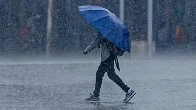 Persona bajo la lluvia Persona bajo la lluvia