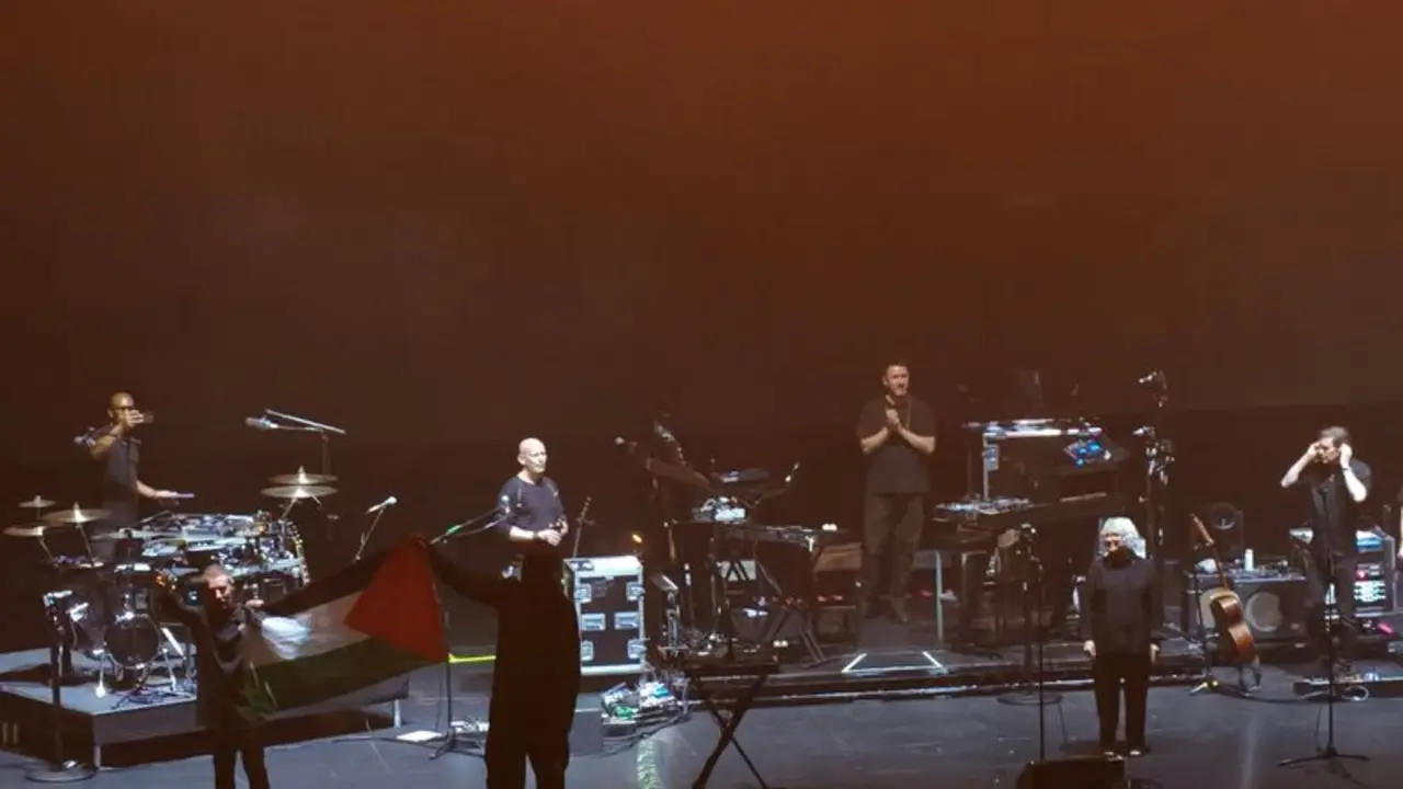 Singapur prohíbe reingreso de Massive Attack tras mostrar una bandera palestina en un concierto