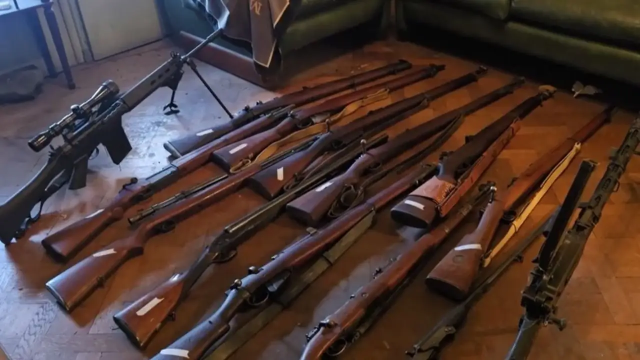 Secuestraron armas, explosivos y objetos nazis en la casa de un hombre de 89 años en Flores