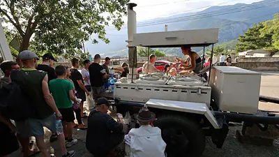 Familias de Crimea hacen cola para recibir comidas calientes por ataques de Ucrania a suministro eléctrico Familias de Crimea hacen cola para recibir comidas calientes por ataques de Ucrania a suministro eléctrico