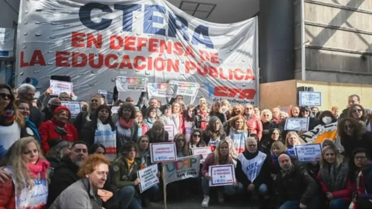 La Rioja cruzó a Milei por sus dichos contra docentes e investigadores: "Son un pilar de la democracia"
