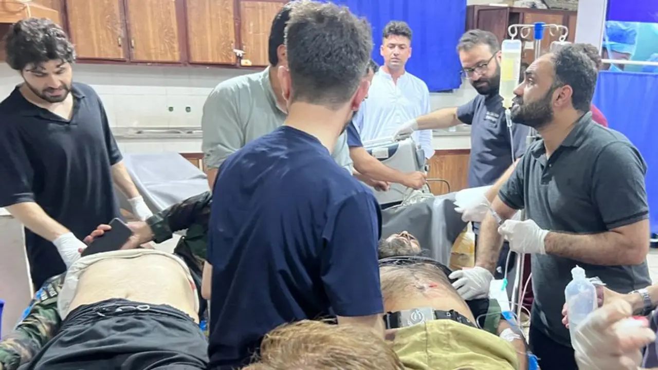 Presunto ataque suicida con bomba deja al menos 14 muertos en comisaría de Pakistán, dicen autoridades