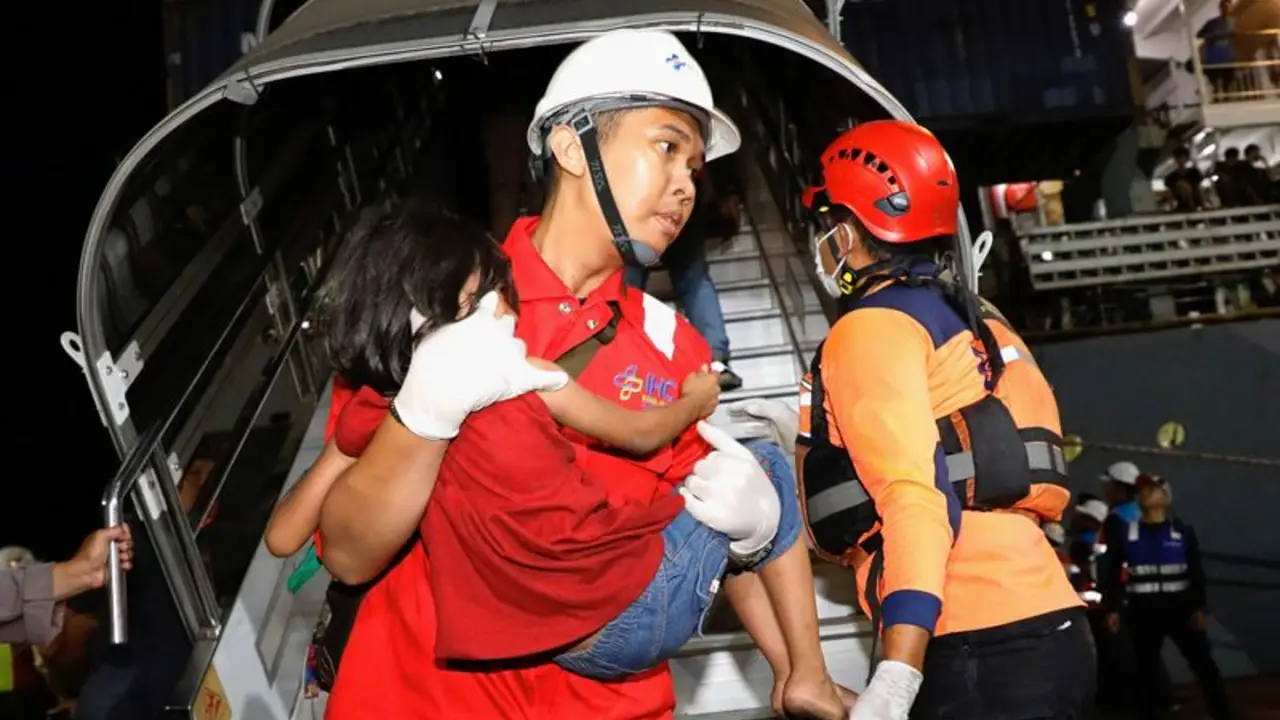 Buscan a 28 desaparecidos tras el incendio de un transbordador en la isla de Madura, en Indonesia
