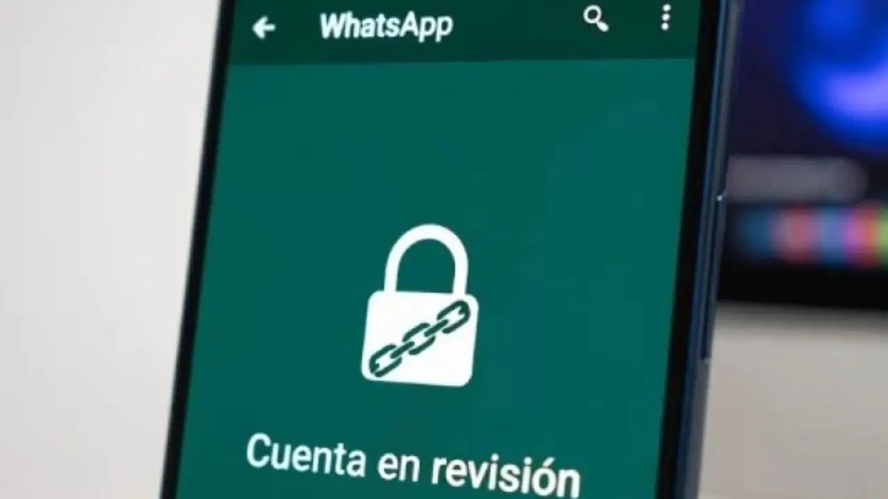 Cuenta en revisión en WhatsApp