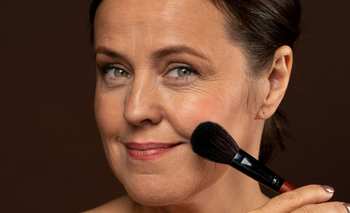 No hace falta exponerse al sol, ni a las arrugas: el maquillaje para lucir bronceada | Belleza