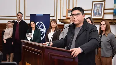 Docentes de Santa Cruz calificaron de "extorsión" el incentivo de Vidal para frenar los paros Docentes de Santa Cruz calificaron de "extorsión" el incentivo de Vidal para frenar los paros