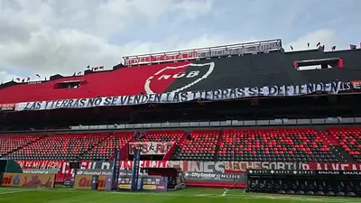 Polémica en Santa Fe: Pullaro mandó a sacar una bandera contra la Ley de Tierras en el estadio de Newell's Polémica en Santa Fe: Pullaro mandó a sacar una bandera contra la Ley de Tierras en el estadio de Newell's