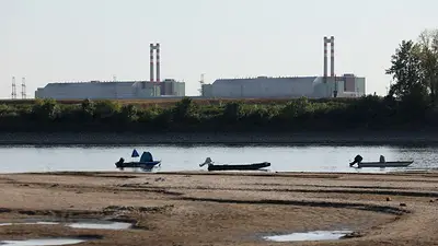 Rumania se apresura a desviar agua del Danubio; central húngara de Paks funciona con última turbina Rumania se apresura a desviar agua del Danubio; central húngara de Paks funciona con última turbina