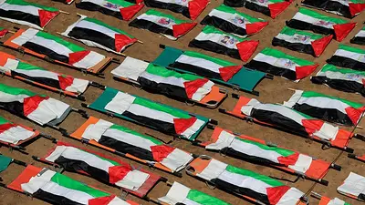 Habitantes de Gaza entierran a casi todo un clan hallado entre los escombros en un funeral colectivo Habitantes de Gaza entierran a casi todo un clan hallado entre los escombros en un funeral colectivo