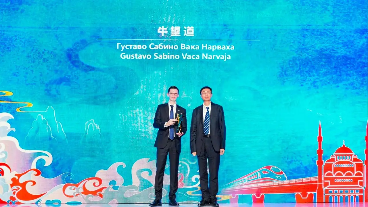 China distingue a Sabino Vaca Narvaja como “Embajador de la Amistad de la Ruta de la Seda” en un reconocimiento de alto valor estratégico