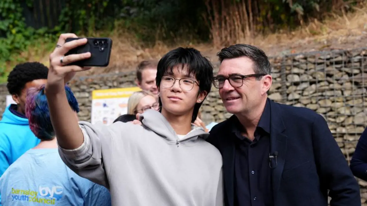 Burnham recurre a redes sociales para hacer frente a los partidos populistas británicos