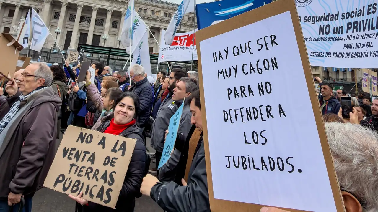 En medio de la derrota del Gobierno en el Senado, jubilados protestaron frente al Congreso